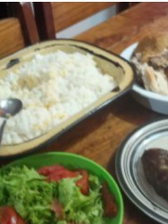 Una foto de Pollo a la mostaza, ensaladas y budín de espinaca