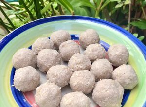 Una foto de Trufas raw de coco y banana veganas 🌱 sin azúcar