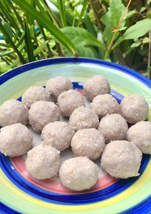 Una foto de Trufas raw de coco y banana veganas 🌱 sin azúcar