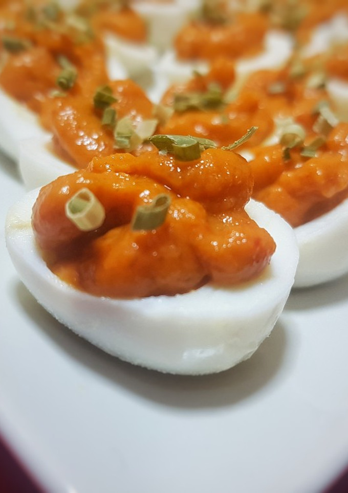 Una foto de Huevos de codorniz rellenos de sobrasada vegana y miel