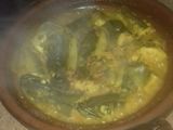 سمك الميرلان في الطجين بالبصلة والزبيب