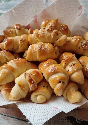 Krémtúrós-virslis kifli (sütőporos) 🥐 recept fotója