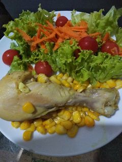 Una foto de Pollo al curry con maíz