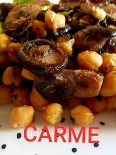 Una foto de Garbanzos con setas y butifarra