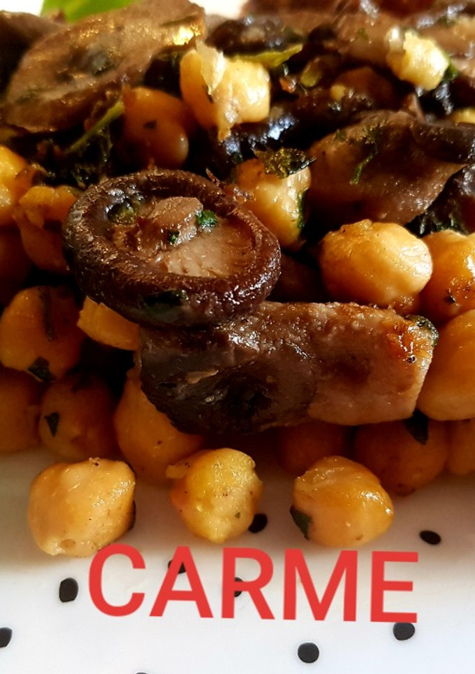 Una foto de Garbanzos con setas y butifarra