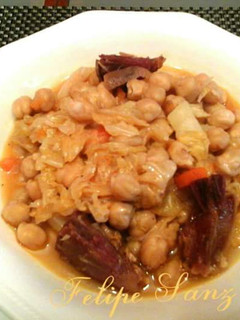 Una foto de Potaje de garbanzos con col y verduras