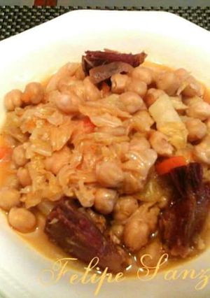 Una foto de Potaje de garbanzos con col y verduras
