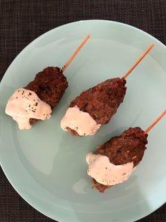 Una foto de Koftas con salsa de yogurt en freidora de aire