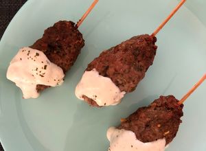 Una foto de Koftas con salsa de yogurt en freidora de aire