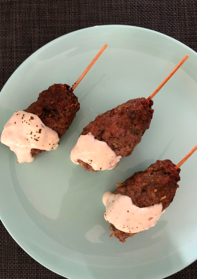 Una foto de Koftas con salsa de yogurt en freidora de aire