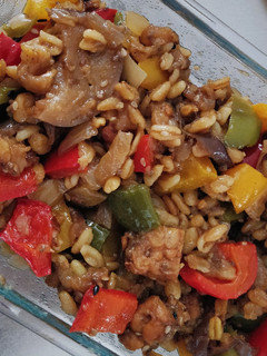 Una foto de Trigo tierno con tempeh y verduras