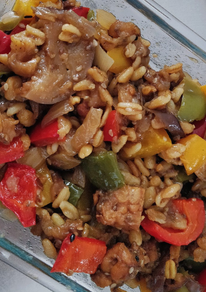 Una foto de Trigo tierno con tempeh y verduras