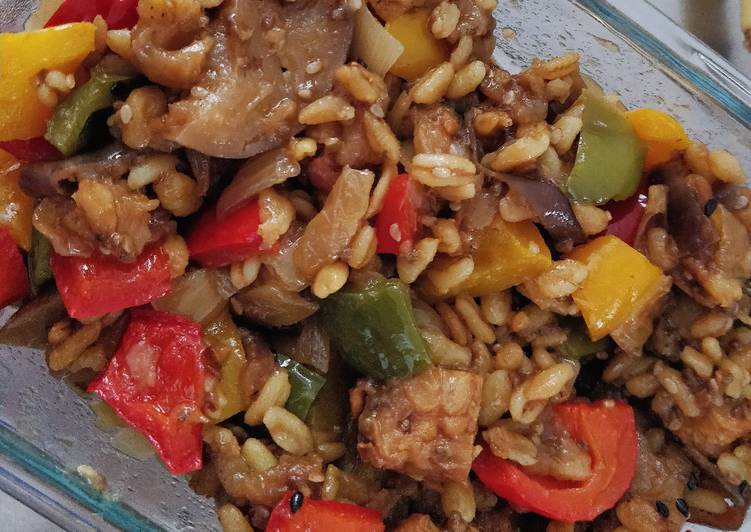 Trigo tierno con tempeh y verduras