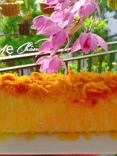 Hình của món Bánh bông lan cuộn chà bông heo cay với sốt dầu trứng béo ngậy.