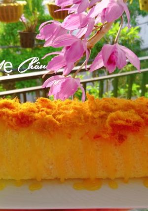 Hình của món Bánh bông lan cuộn chà bông heo cay với sốt dầu trứng béo ngậy.