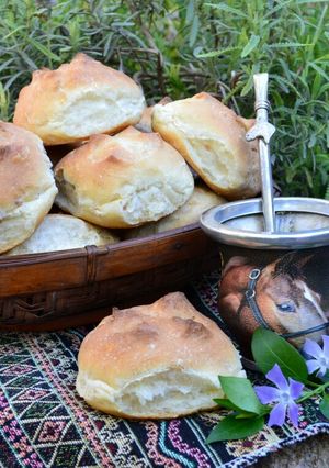 Una foto de Pancitos de campo con chicharrón🍞