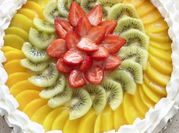 Una foto de tarta durazno y kiwi