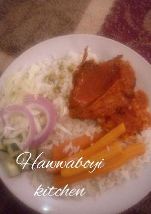 A picture of Peas Rice with chicken stew.