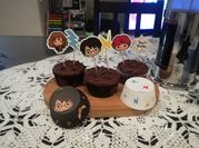Una foto di dolce con banane e gocce cioccolato