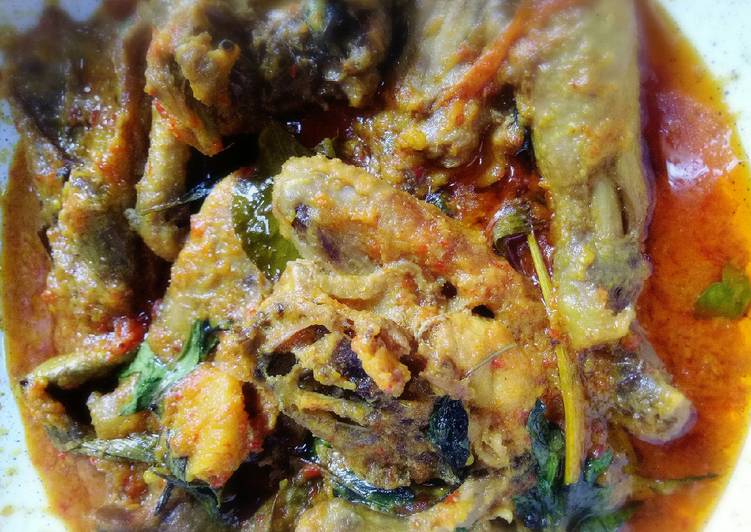 Bagaimana Menyiapkan Ayam Woku Manado, Enak