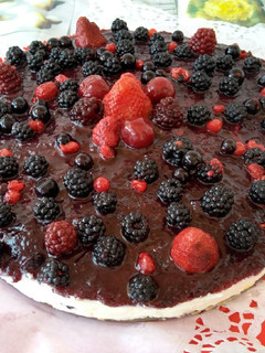 Una foto de Tarta de queso y frutas del bosque