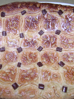 Una foto de Coca de San Juan de crema, chocolate y piñones