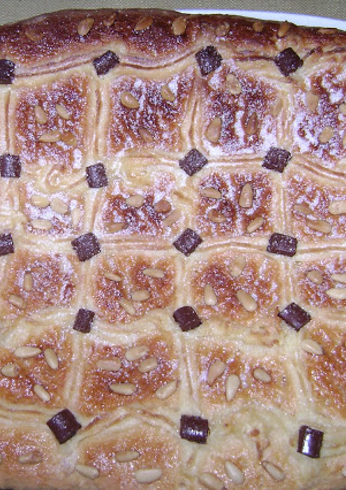 Una foto de Coca de San Juan de crema, chocolate y piñones