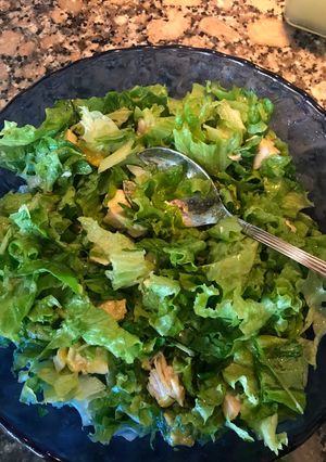Una foto de Ensalada de hojas verdes (rúcula, lechuga francesa y pollo)