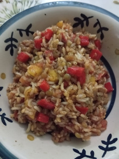 Una foto de Arroz integral vegano con duraznos