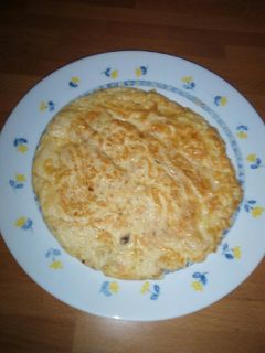 Una foto de Tortilla de salmón y quesitos