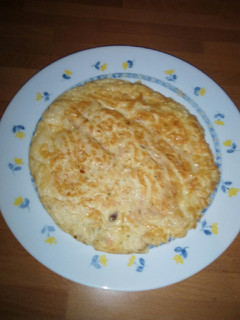 Una foto de Tortilla de salmón y quesitos