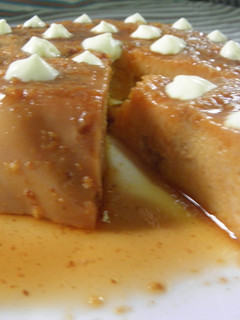 Una foto de Budín de torta rellena con dulce de leche y flan