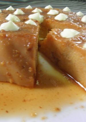 Una foto de Budín de torta rellena con dulce de leche y flan