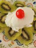 Kiwis con helado de leche merengada y guindas en almíbar