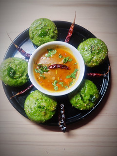 પાલક રવા ઈડલી (Palak Rava Idli Recipe In Gujarati) રેસીપી મુખ્ય ફોટો