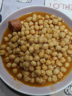 Una foto de Potaje de garbanzos con chorizo