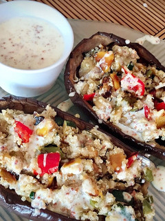 Una foto de Berenjenas rellenas de quinoa con salsa de yogur, miel y mostaza