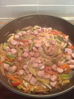 Una foto de Arroz meloso de verduras y salchichas con toque oriental