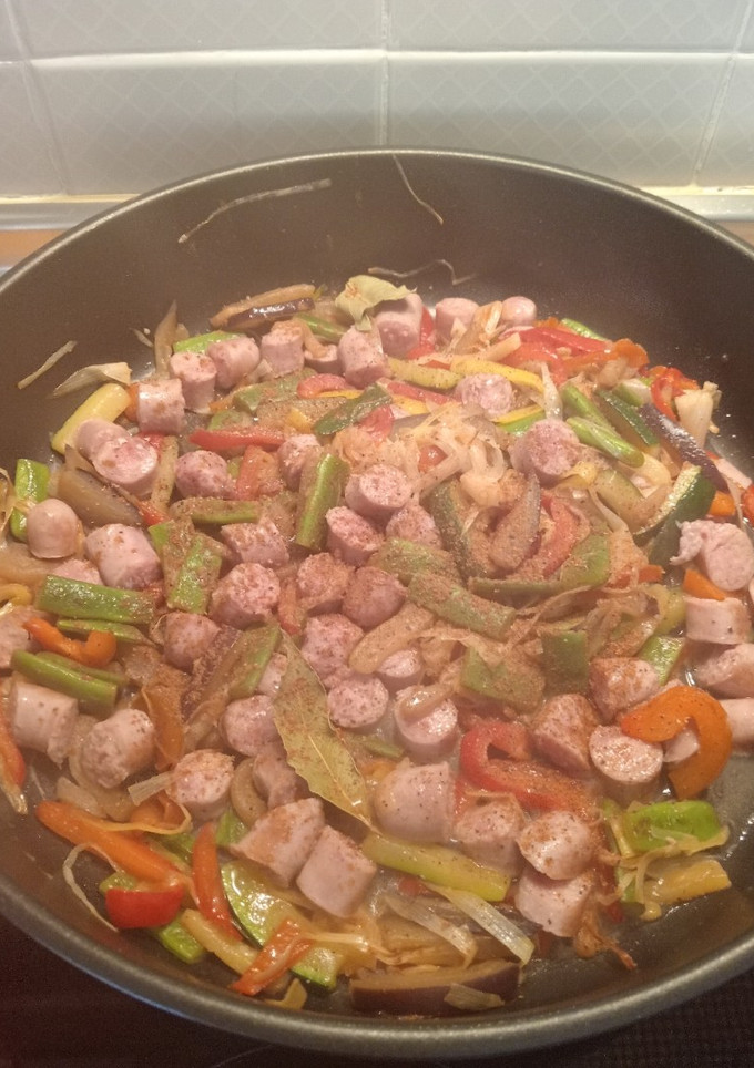 Una foto de Arroz meloso de verduras y salchichas con toque oriental