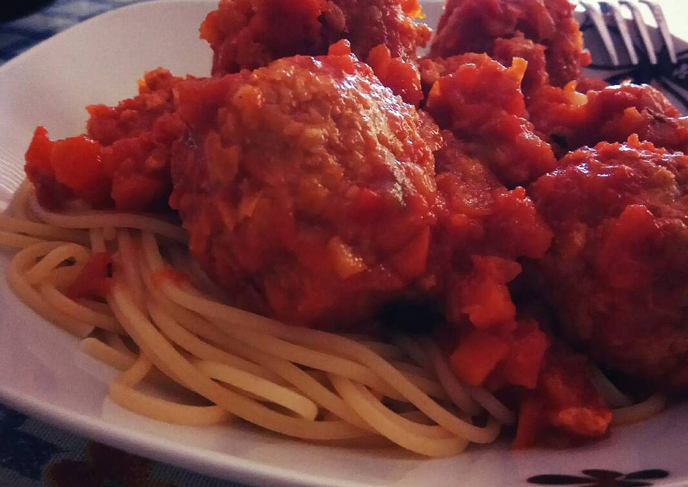 Espaguetis con albóndigas de soja texturizada y avena