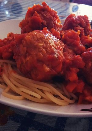 Foto principal de Espaguetis con albóndigas de soja texturizada y avena