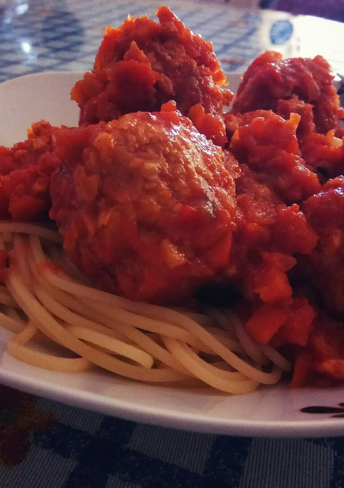 Una foto de Espaguetis con albóndigas de soja texturizada y avena