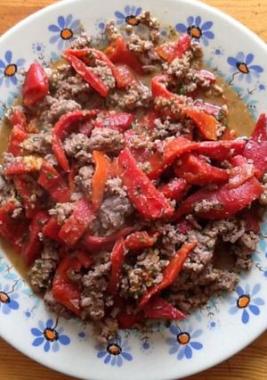 Une photo de Bœuf haché aux poivrons rouges et épices