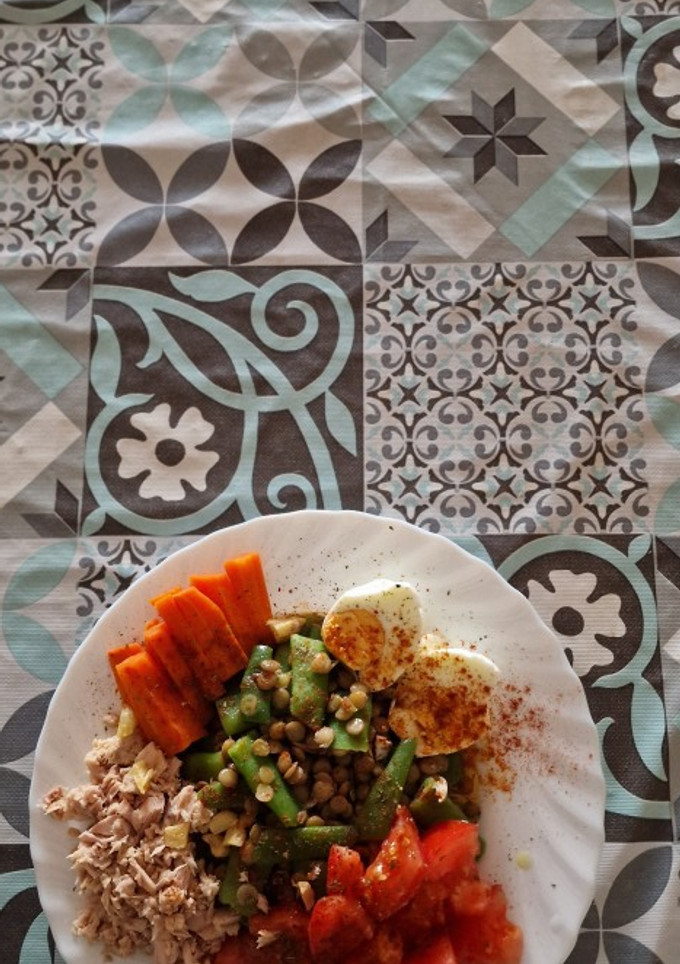 Una foto de Ensalada de lentejas y judías - zanahoria, atún, huevo y tomate