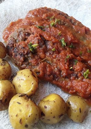Una foto de Berenjenas en salsa de tomate y papas con finas hierbas🤔🍲🍱