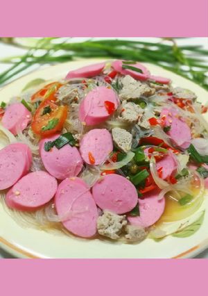 รูปของ 🍝ยำวุ้นเส้นไส้กรอกนมชมพู​🍥