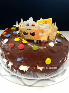Una foto de Roscón de chocolate con lacasitos y nata