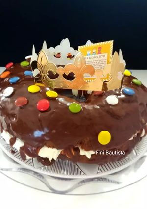 Una foto de Roscón de chocolate con lacasitos y nata