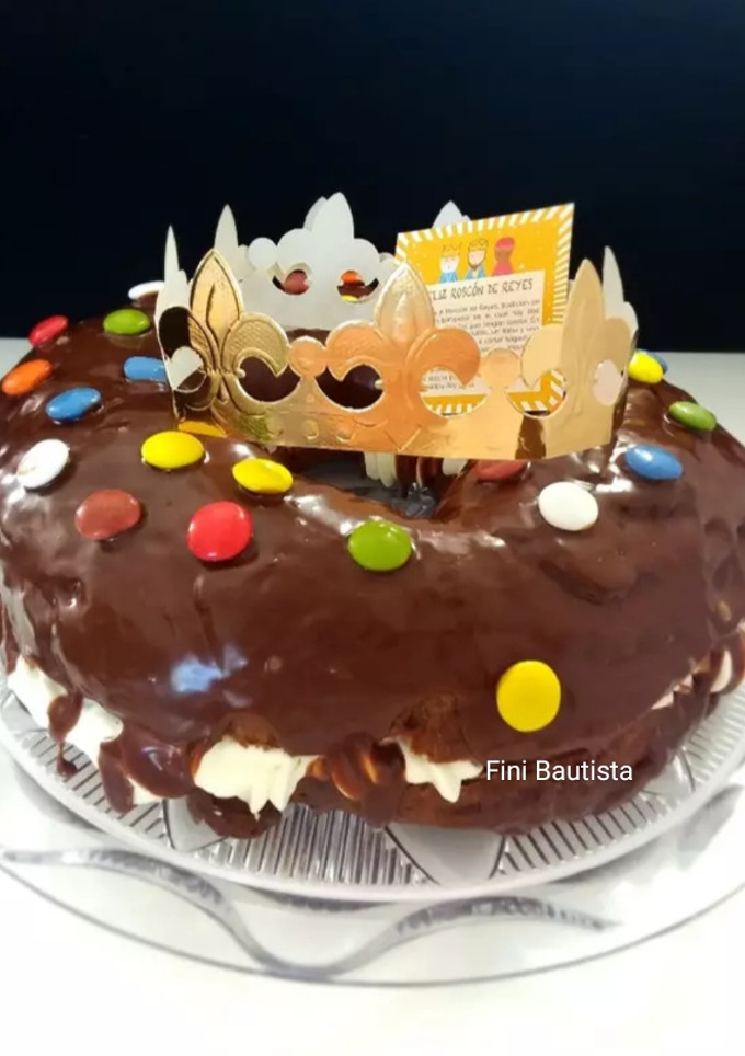 Una foto de Roscón de chocolate con lacasitos y nata