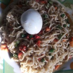 A picture of Indomine/egg with veggies.